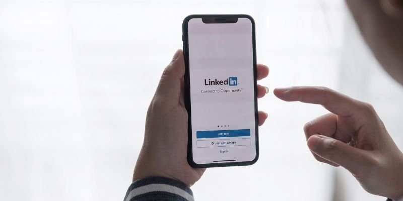 How to Start Conversations on LinkedIn